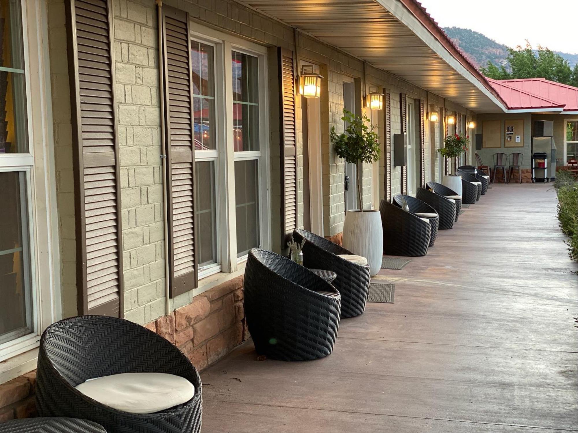 The Flagstone Boutique Inn & Suites カナブ エクステリア 写真