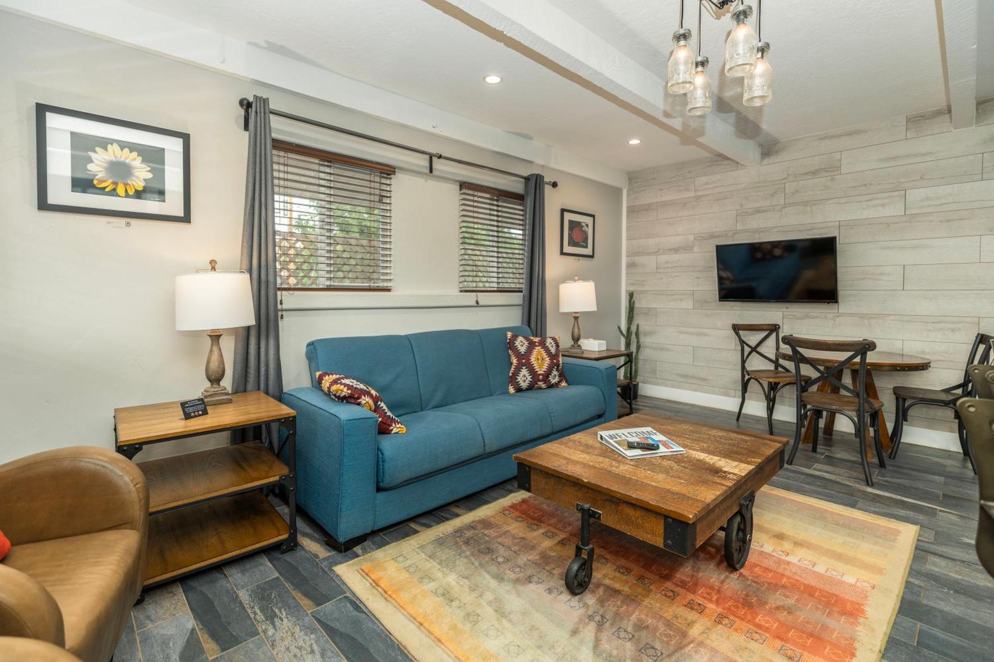 The Flagstone Boutique Inn & Suites カナブ エクステリア 写真